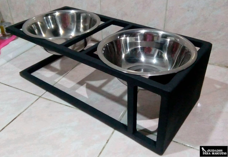 Comedero metálico para gatos